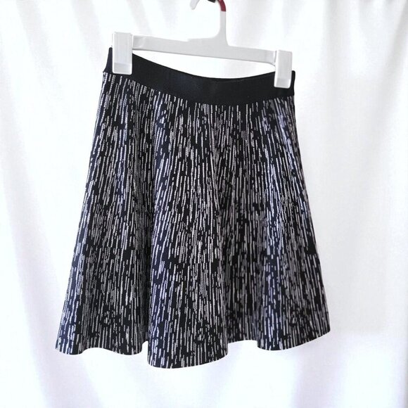 Romeo + Juliet Couture Women's Black & White Knit A-Line Mini Skirt- S - Picture 3 of 8
